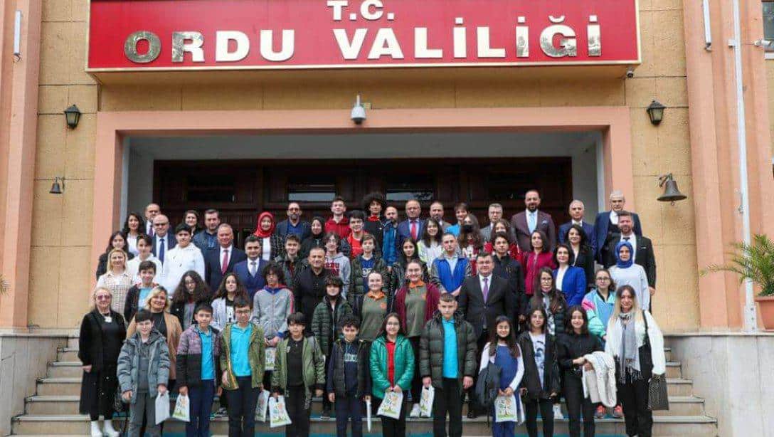 TÜBİTAK Lise ve Ortaokul Araştırma Projelerinde Derece Alan ve Türkiye Finallerine Katılmaya Hak Kazanan Öğrenci ve Danışman Öğretmenlerimizden Valimize Ziyaret